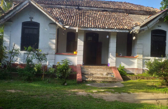 Colonial-Style House for Renovation in Kathaluwa – Prime Investment Opportunity